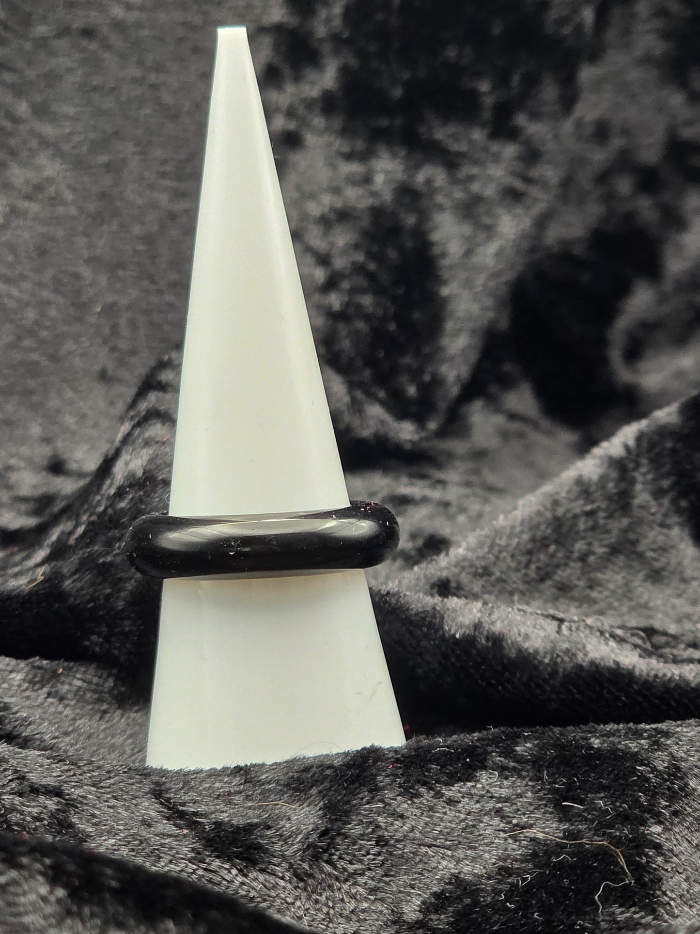⚫ Obsidian Ring – Shadow Strength (US Size 7, Crystal)
