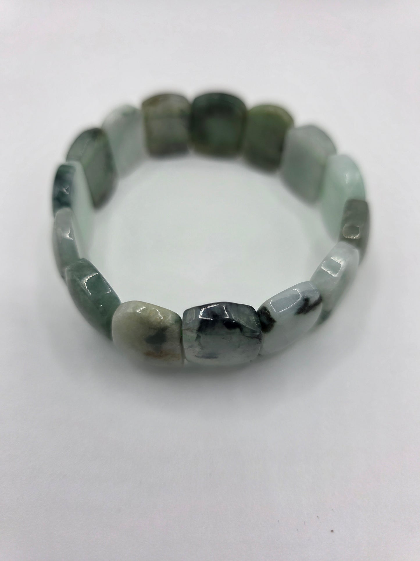 ๐ Jadeite Oval Bangle โ Verdant Harmony (Approx. 19 ร 14 ร 5 mm segments)