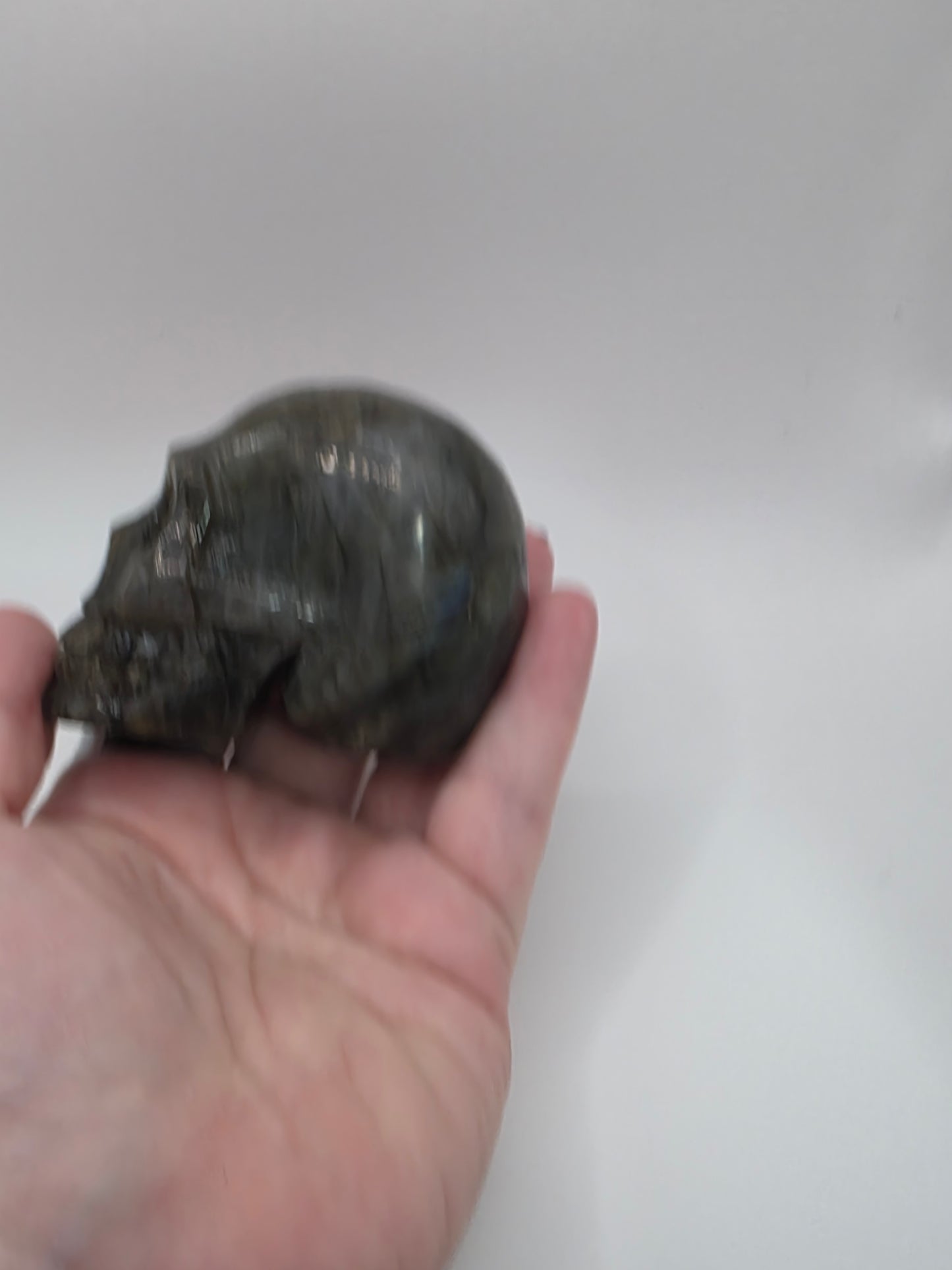 🌌 Labradorite Skull – Aurora’s Guardian (approx. 3 in)