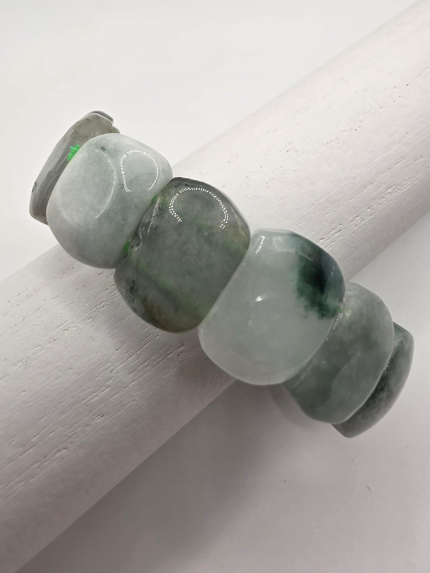 ๐ Jadeite Oval Bangle โ Verdant Harmony (Approx. 19 ร 14 ร 5 mm segments)