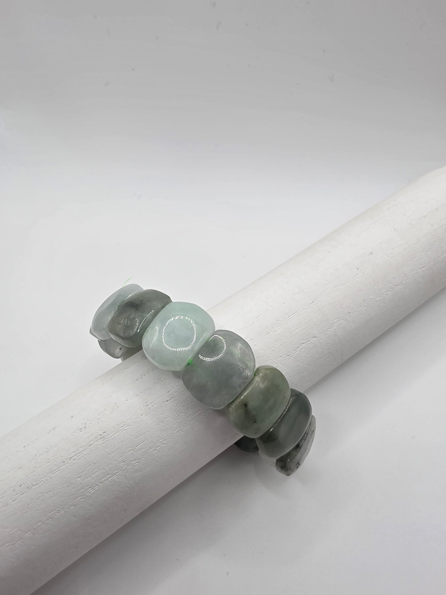 ๐ Jadeite Oval Bangle โ Verdant Harmony (Approx. 19 ร 14 ร 5 mm segments)