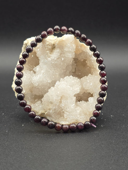 ❤️ Starlight Garnet Bracelet – Inner Fire (4mm)