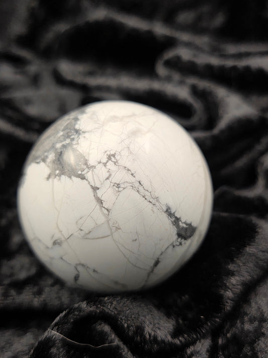🤍 Howlite Sphere – Zen AF (2.27 in)