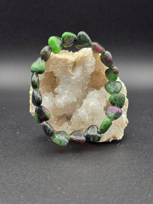 💚 Ruby in Zoisite Heart Bracelet – Soft-Edged Strength