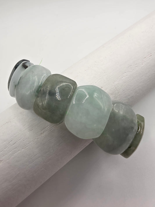 💚 Jadeite Oval Bangle – Verdant Harmony (Approx. 19 × 14 × 5 mm segments)