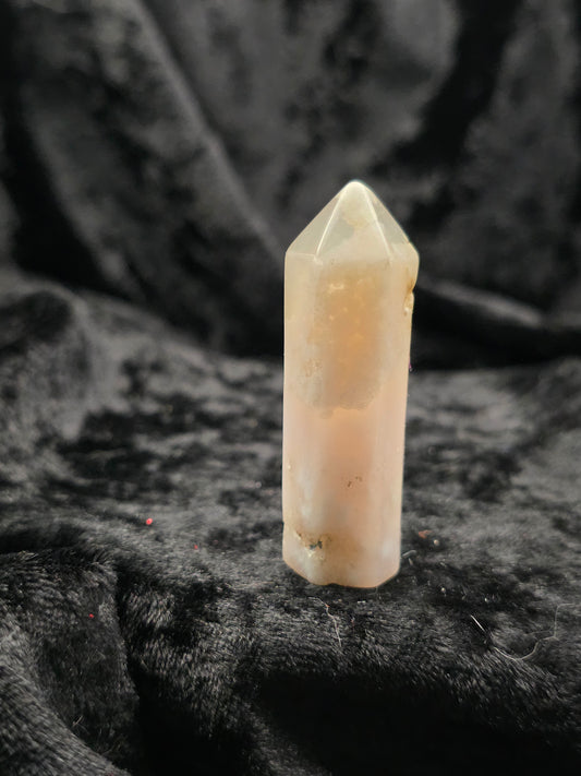 🌸 Flower Agate Tower – Spirit of Renewal (2 in)